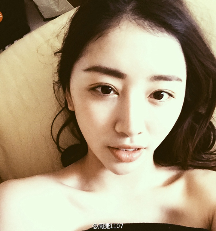 组图：艺术体操美女周捷晒自拍 与邹凯甜蜜合照