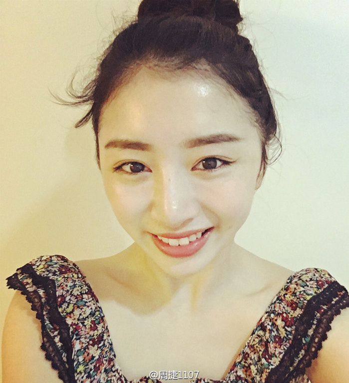 组图：艺术体操美女周捷晒自拍 与邹凯甜蜜合照