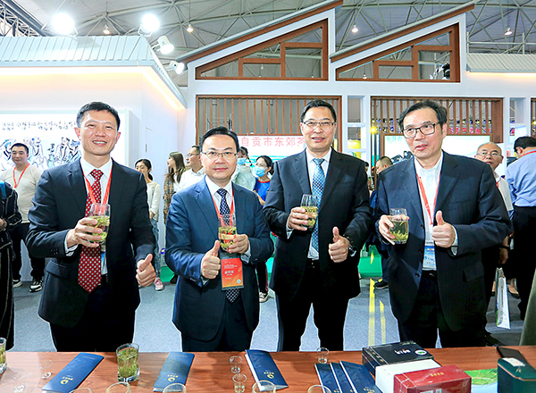 自贡市荣县擦亮“中国花茶之乡”金字招牌 获院士专家点赞_fororder_中国工程院院士、湖南农业大学教授刘仲华（左二）为荣县茶点赞