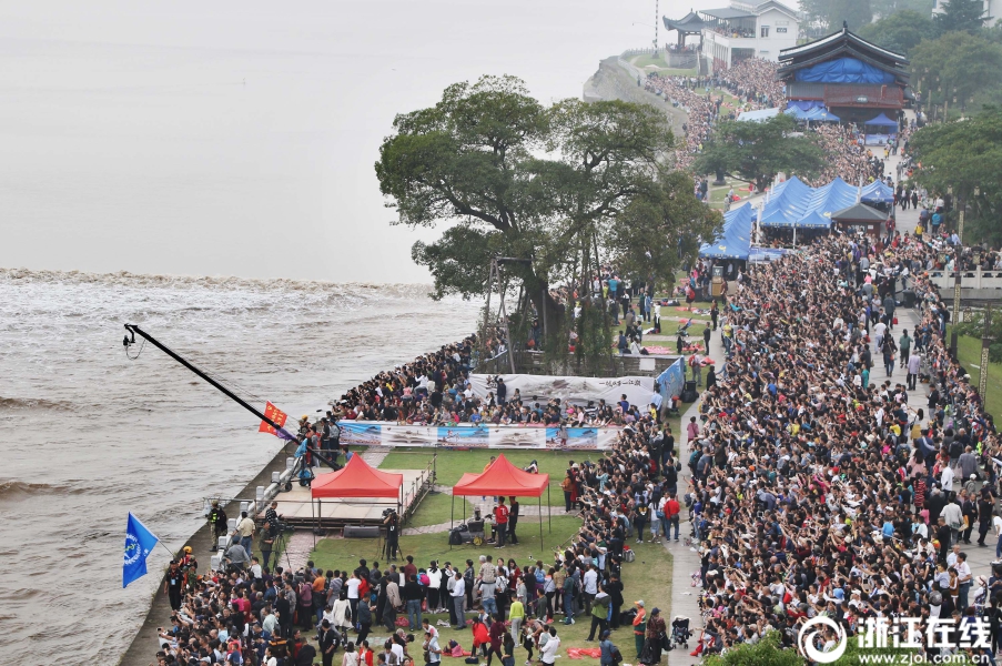 海宁人潮江潮两相涌11万人争睹钱塘潮