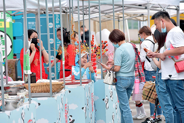 成都成华区“成都十二月市”之熊猫滚滚趣玩集圆满落幕_fororder_活动现场--供图--成都市商务局-(2)