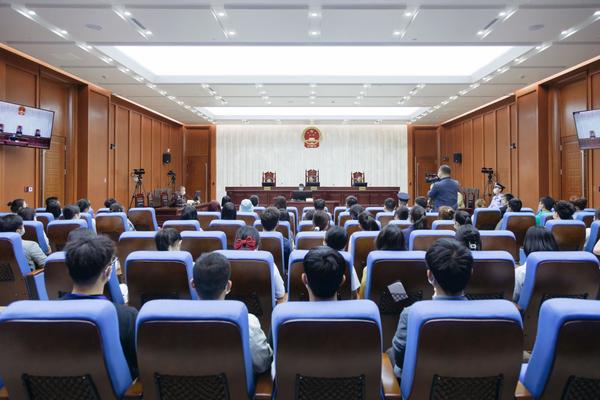 河南省高院舉辦“公眾開放日”活動 52名師生應邀旁聽庭審