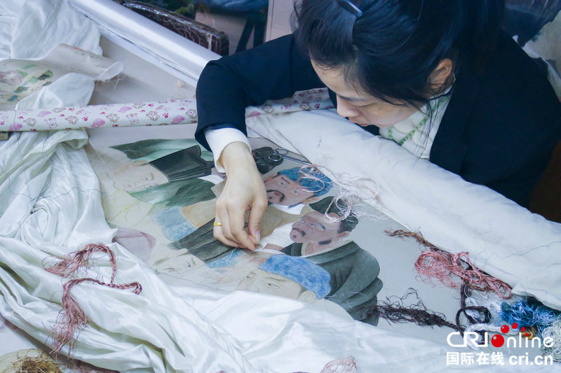 【河南原创】【豫见国际㉘】开封汴绣巧夺天工放光彩