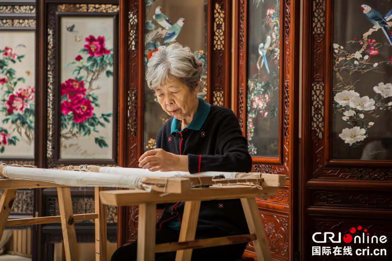 【河南原创】【豫见国际㉘】开封汴绣巧夺天工放光彩