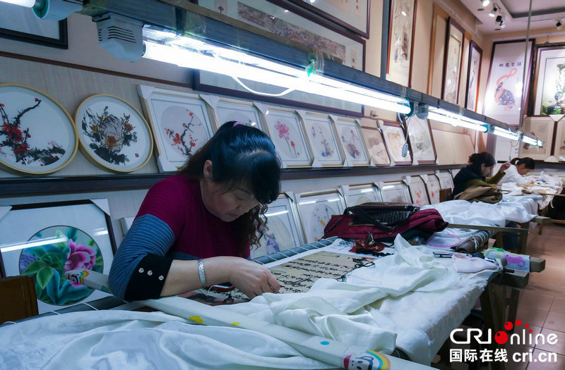 【河南原创】【豫见国际㉘】开封汴绣巧夺天工放光彩