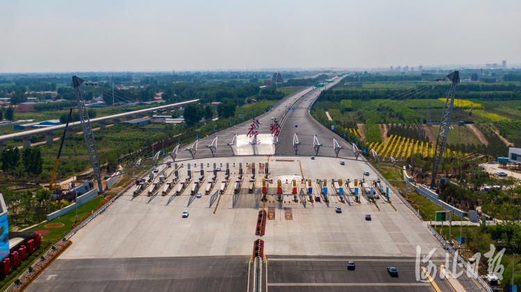 北京大兴国际机场北线高速廊坊段正式通车