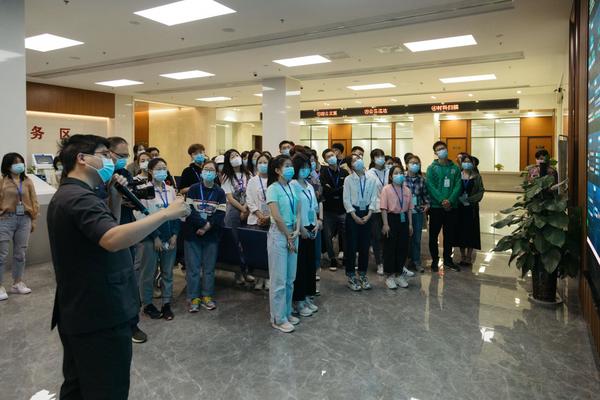 河南省高院举办“公众开放日”活动 52名师生应邀旁听庭审