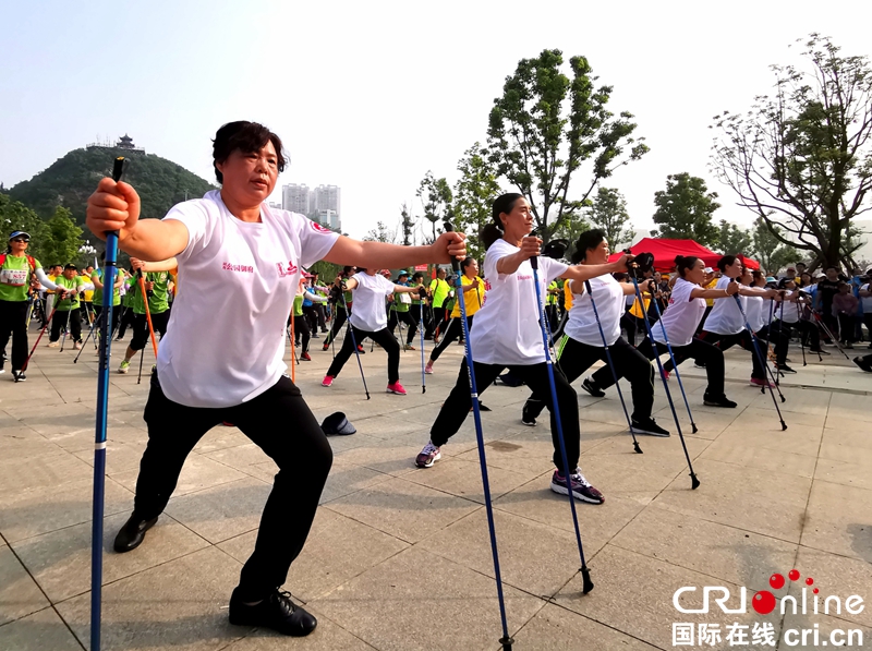 贵州黔西：2000余名徒步者“乐在行走中”（组图）