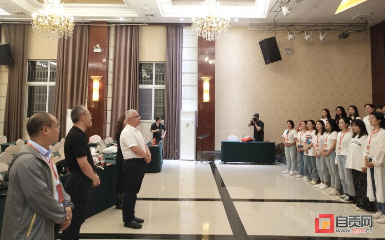 市委常委,副市长王磊,市文化广电旅游局党组书记,局长谢飞前往排练
