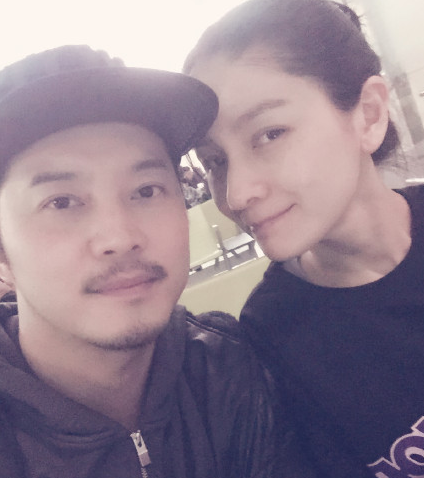 沙溢晒与妻子素颜合影 机场与胡可玩亲亲秀恩爱