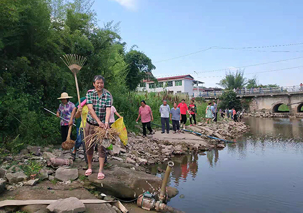 自贡自流井：实施“六大工程” 流域水质改善明显_fororder_护河志愿队清理河道垃圾