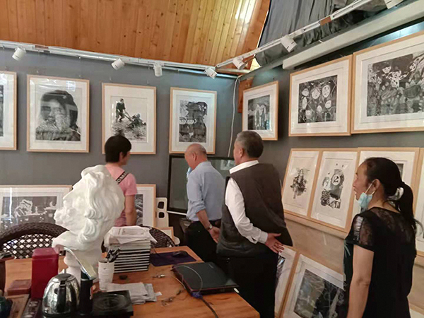 自贡沿滩：举行学生版画展 讴歌对祖国和党的热爱_fororder_2版画展览现场