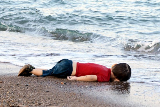 移民船在爱琴海沉没 儿童伏尸海岸悲剧再上演