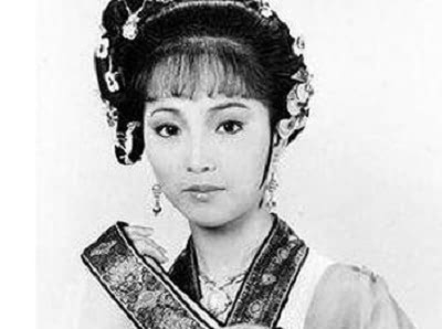 但年轻时的苑琼丹也曾是大眼睛瓜子脸的美女.