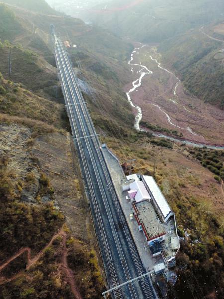 喜德县沙马拉达站:海拔2478米 悬崖小站的春运(组图)