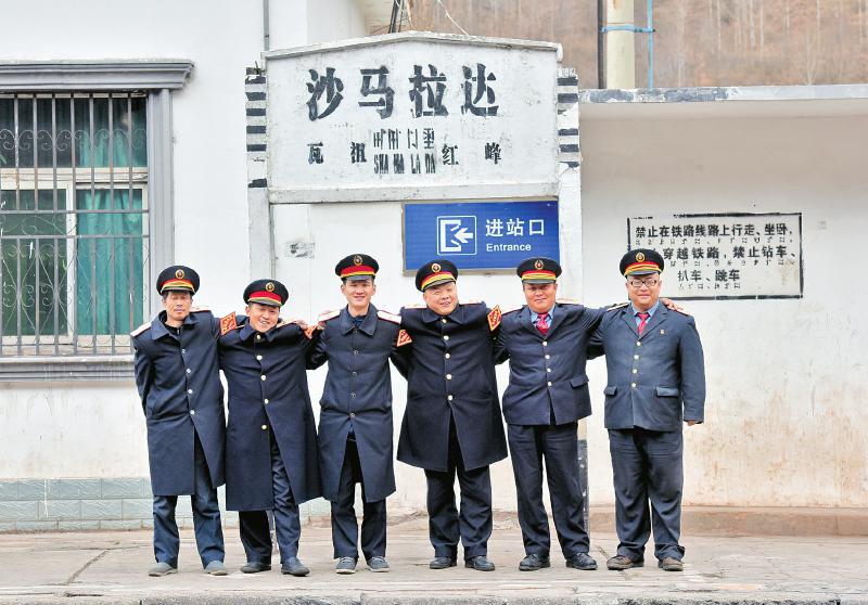 喜德县沙马拉达站：海拔2478米 悬崖小站的春运