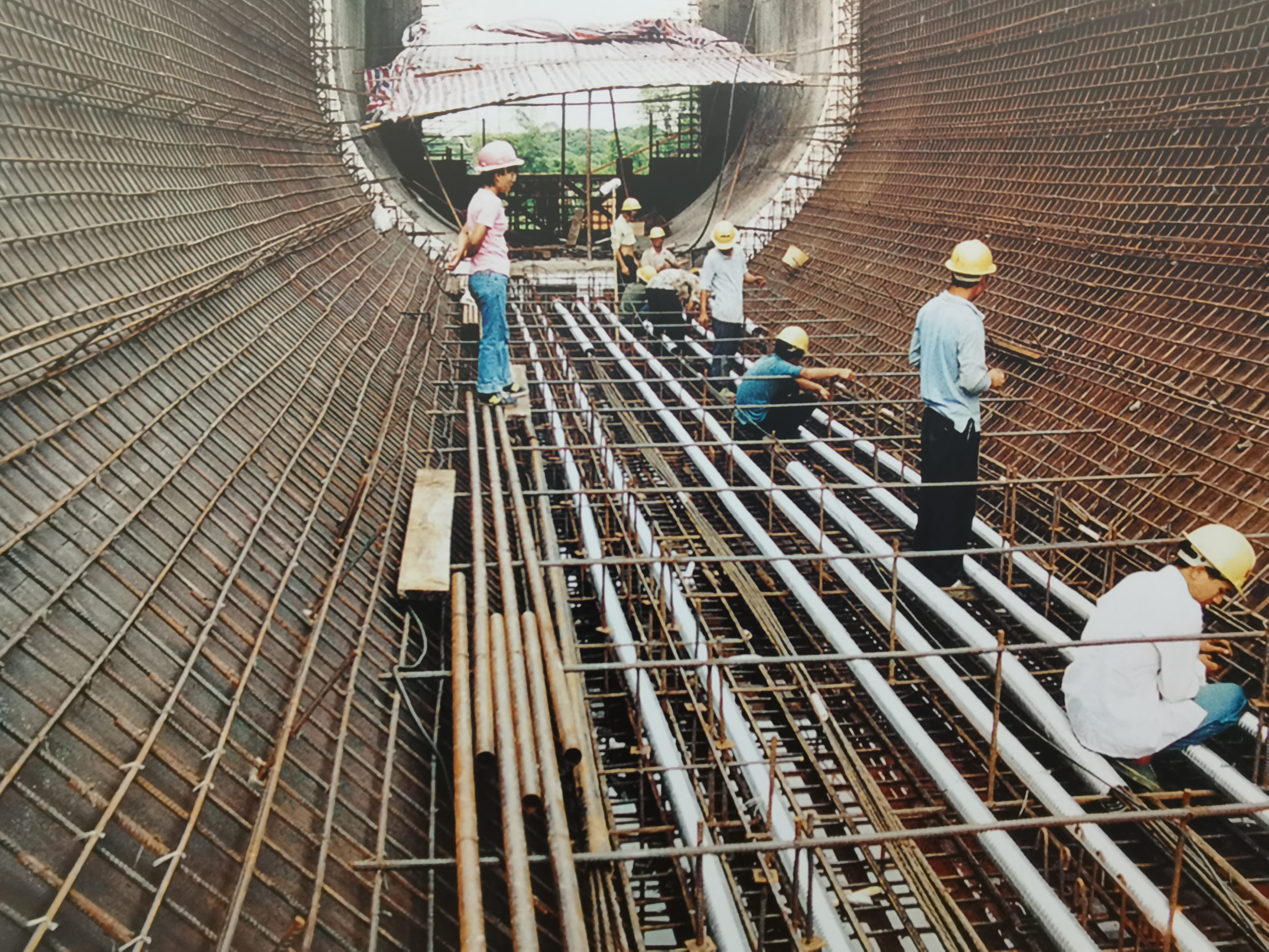 世界上最大现浇预应力混凝土u形薄壳渡槽建设施工现场.