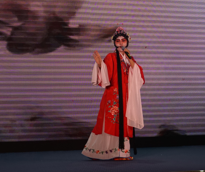 图片默认标题_fororder_图5河内大学参赛选手的京剧表演