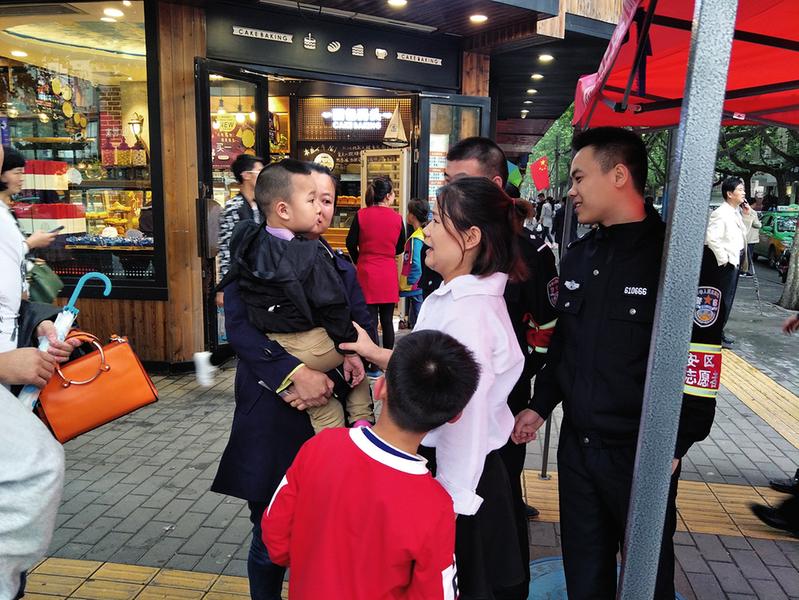 【民生 图 显示图在稿件最下方】三岁男童路边哭着找妈妈 法警帮忙找到家人