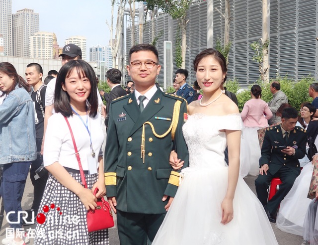 走進瀋陽“鑽石之戀”集體婚禮 聆聽軍人夫婦背後的故事