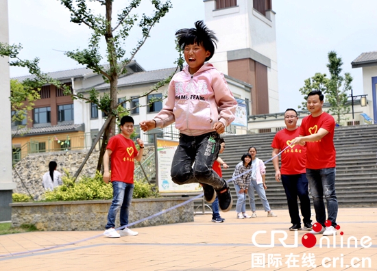 贵州大方：青年志愿者走进儿童福利院献爱心