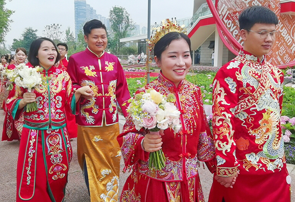 成都高新区桂溪生态公园婚姻登记处启用_fororder_集体婚礼仪式现场