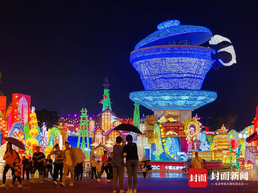 （转载）狂风骤雨下的“平静” 自贡·中华彩灯大世界有序疏散游客6000余名