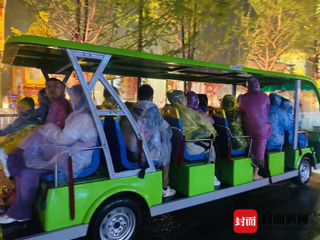 （转载）狂风骤雨下的“平静” 自贡·中华彩灯大世界有序疏散游客6000余名