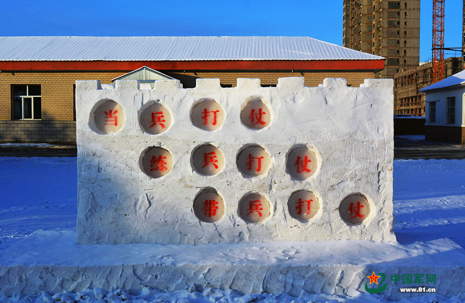 雪雕精雕细琢,突出强军,改革的主题,以学习践行"森林部队精神"为主