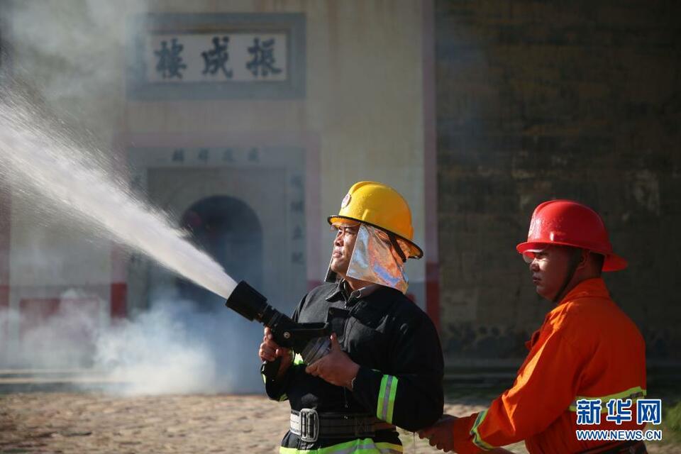 福建龍岩舉行土樓滅火救援實戰演練