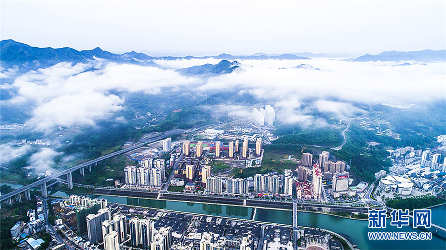 初夏堵河：云雾缭绕 水清岸绿