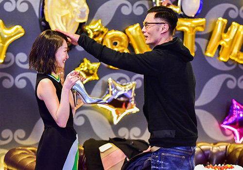 余文乐周冬雨牵手 高调庆生秀恩爱