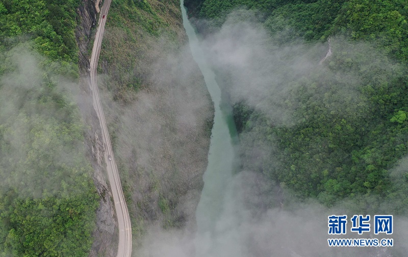 湖北鶴峰：“挂壁公路”成風景