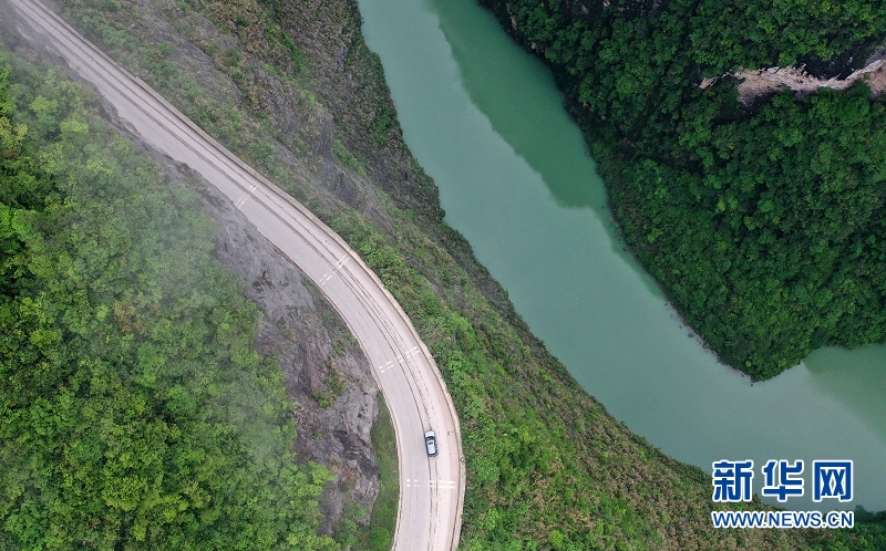 湖北鶴峰：“挂壁公路”成風景