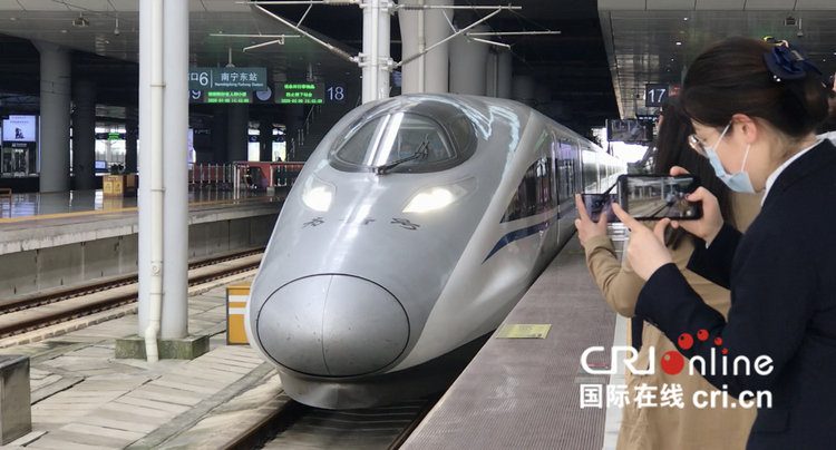 （急稿）武汉“解封”后首趟始发出省高铁列车抵达南宁