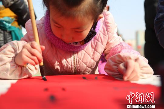 【新春走基层】青海各族“娃娃”体验春节传统习俗