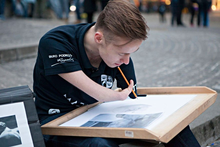 波兰无臂画家用铅笔画出逼真人物肖像