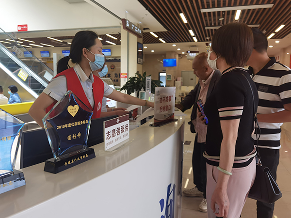 眉山丹棱设立“办不成事”反映窗口 “很难办”事项5个工作日办结_fororder_在“办不成事反映窗口前，市民正在询问相关诉求-摄影-程欢悦-(1)