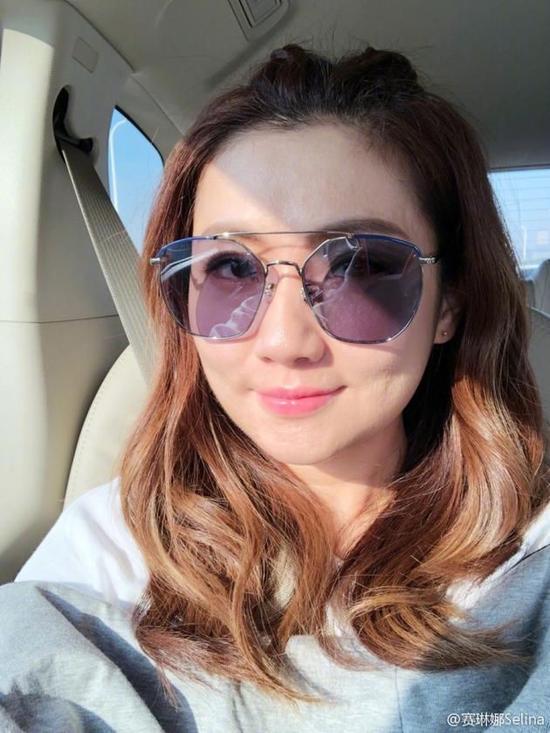 selina工作途中晒美照 粉唇微翘温柔甜笑心情好