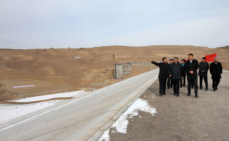 李克强西海固山路颠簸一小时入户看望特困村民