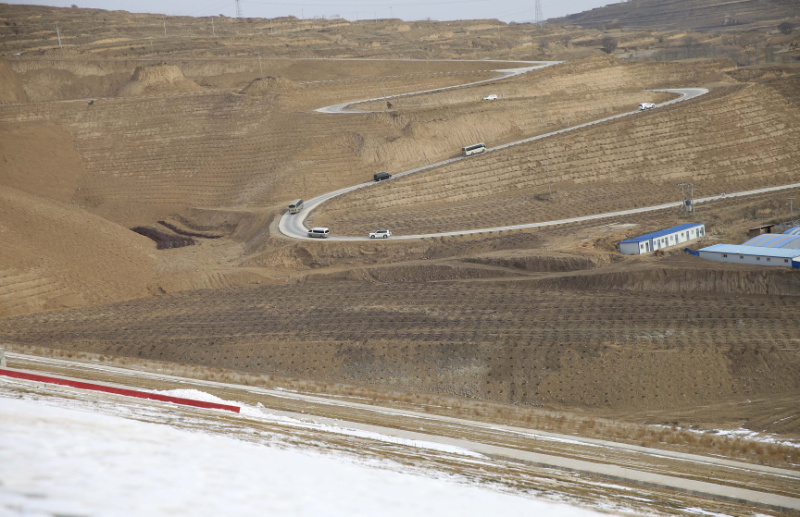 李克强西海固山路颠簸一小时入户看望特困村民