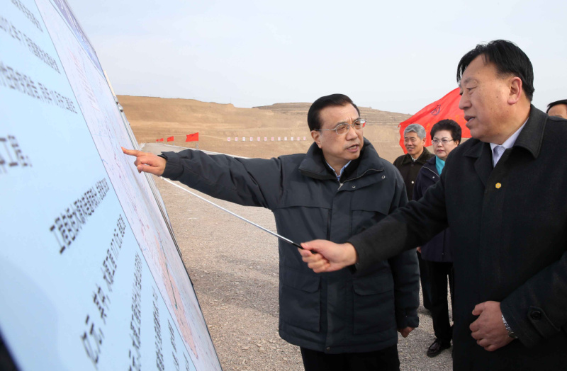 李克强西海固山路颠簸一小时入户看望特困村民