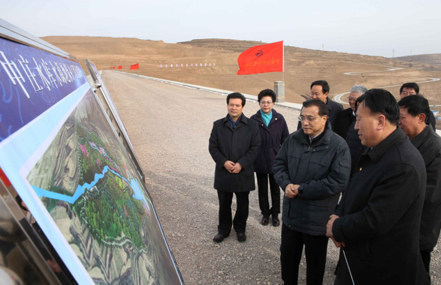 李克强2月1日来到宁夏固原市原州区中心敬老院,与老人们在一起过