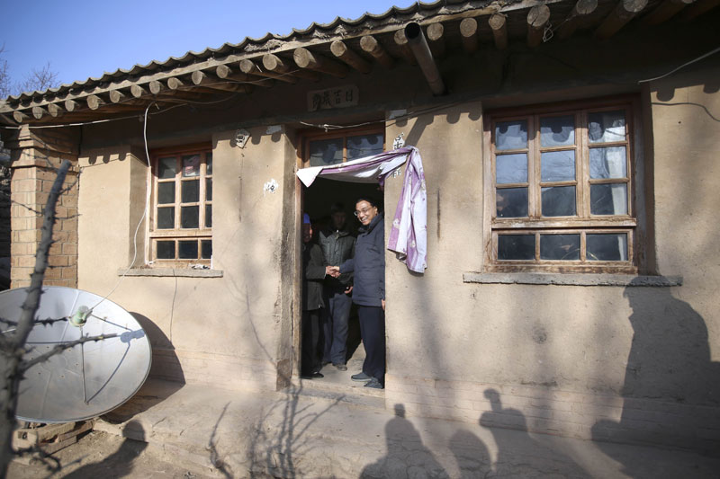 李克强西海固山路颠簸一小时入户看望特困村民