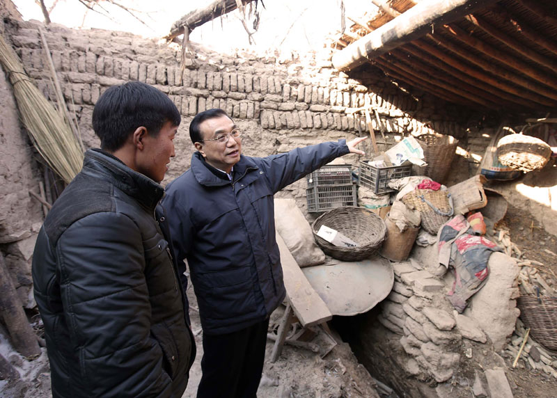 李克强西海固山路颠簸一小时入户看望特困村民