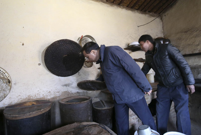 李克强西海固山路颠簸一小时入户看望特困村民