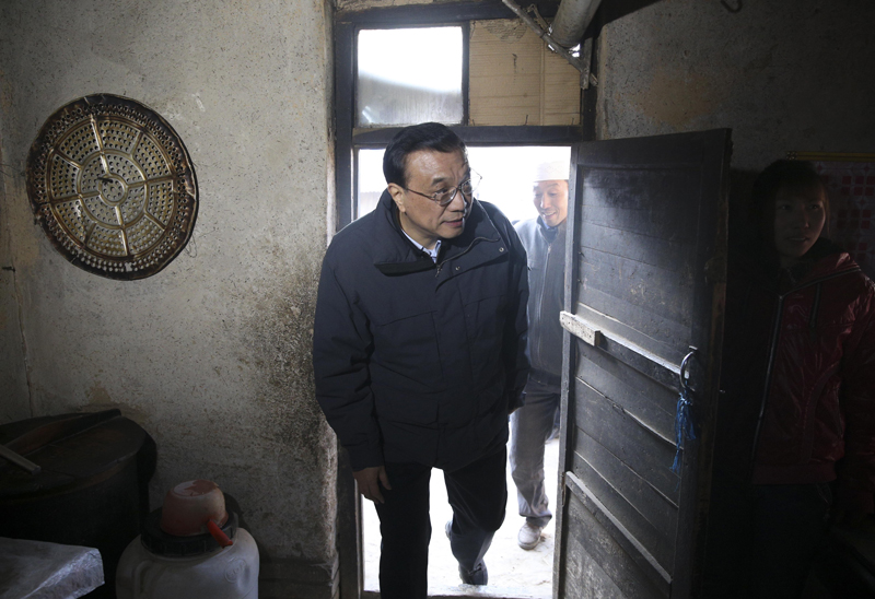 李克强西海固山路颠簸一小时入户看望特困村民