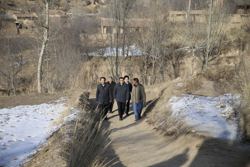 李克强西海固山路颠簸一小时入户看望特困村民