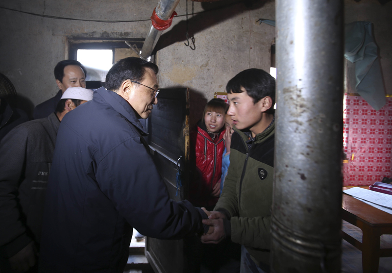 李克强西海固山路颠簸一小时入户看望特困村民