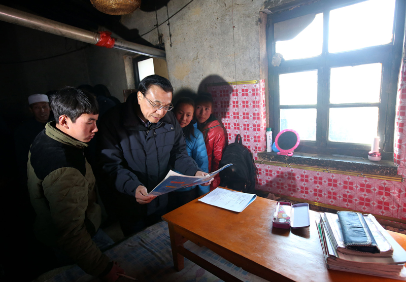 李克强西海固山路颠簸一小时入户看望特困村民